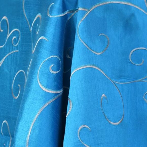 Table Cloth - Rectangular 100 x 80 - Scroll Design - Picture 3 of 4